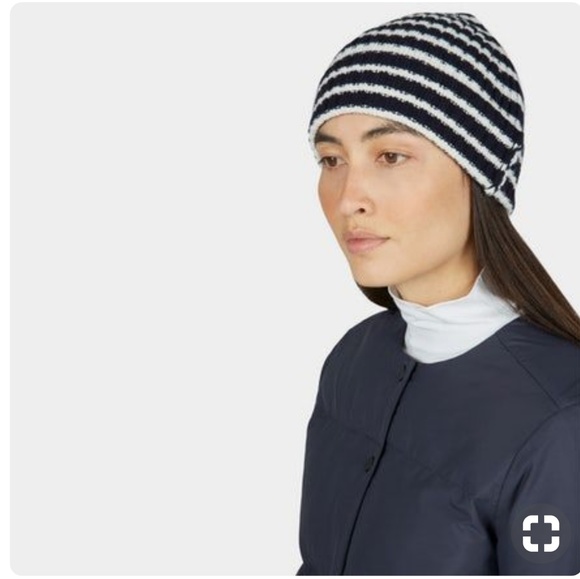 Everlane Accessories - (NWOT)Everlane wool-cashmere beanie